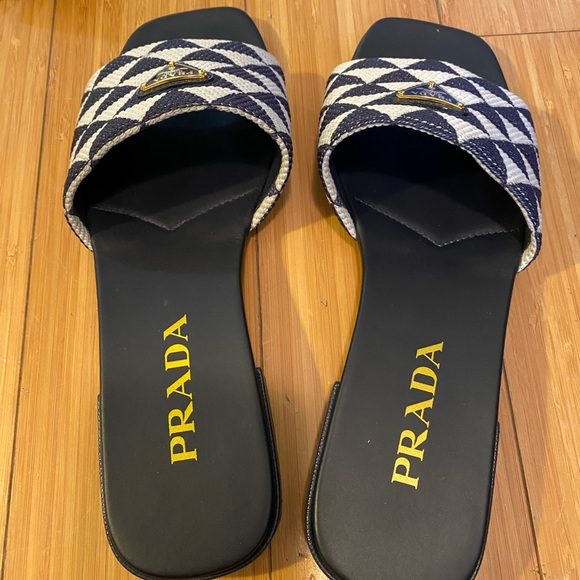 Prada Logo slide 7.5 - Picture 8 of 11